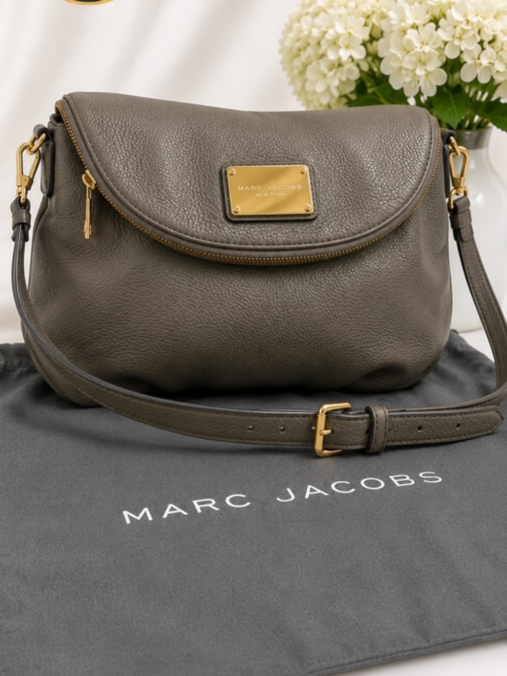 Marc Jacobs Natasha Gray Pebbled Leather Crossbody Gold HW Dust Bag EUC